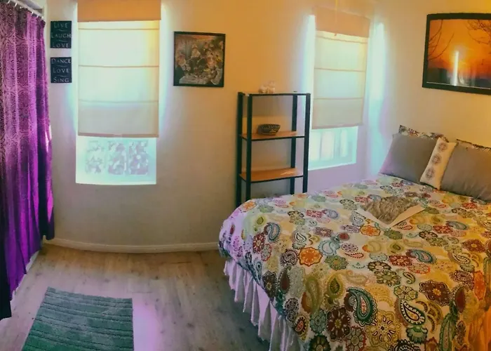 Cozy Muir Cottage - In Town - Pet Friendly