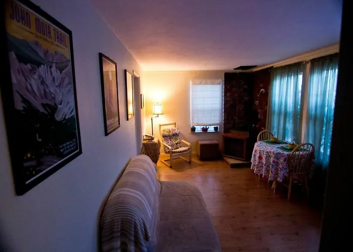 Cozy Muir Cottage - In Town - Pet Friendly